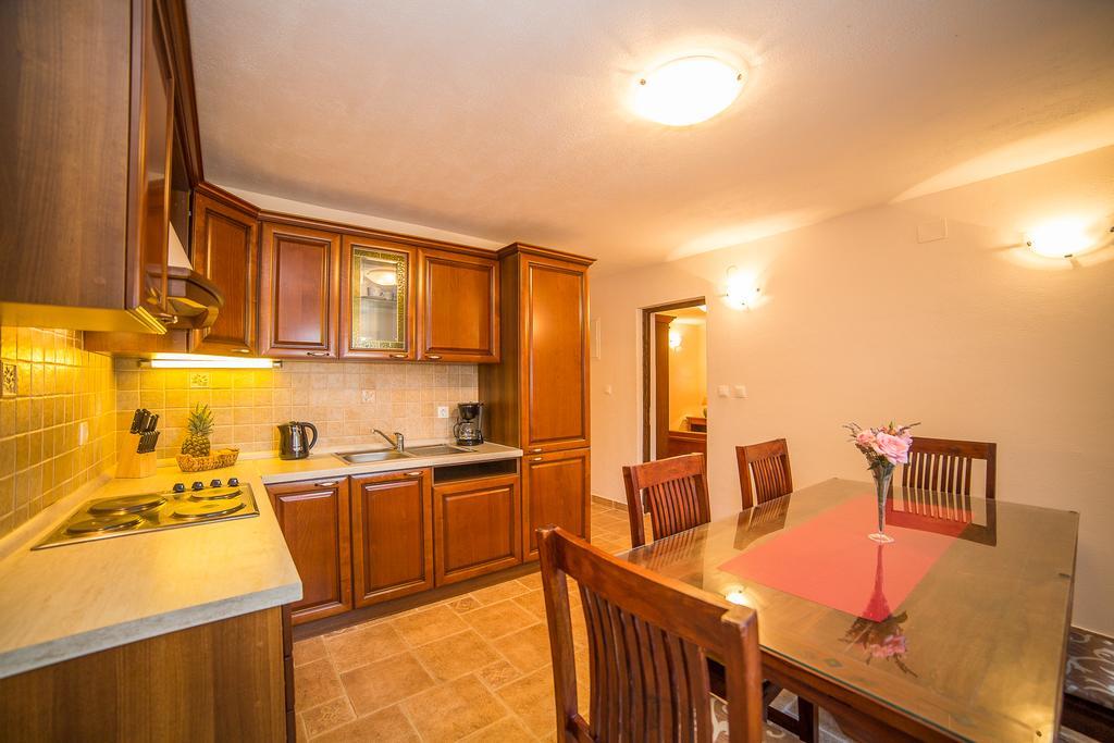 Apartments Maja Dugi Rat Bagian luar foto